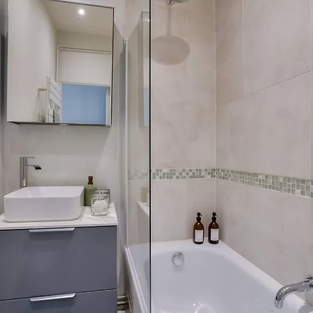 Superb 1 Bed Flat 5min Walk From The Louvre *